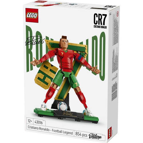 Zestaw LEGO Cristiano Ronaldo z serii Edycje. Pudełko przedstawia złożoną figurkę piłkarza w czerwono-zielonym stroju, z piłką u stóp, na tle zielonego napisu "RONALDO". Zestaw składa się z 854 klocków, przeznaczony dla wieku 12+.