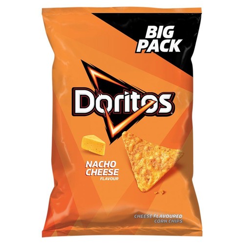 Duże opakowanie chrupek kukurydzianych Doritos o smaku sera nacho. Na paczce ser i chrupek.