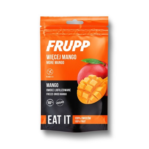 Pomarańczowo-czarne opakowanie Frupp Więcej Mango, liofilizowanych owoców. Na etykiecie grafika przedstawiająca całe mango i pokrojone w kostkę kawałki. Produkt wegański, zawiera 10% błonnika i jest w 100% z owoców.