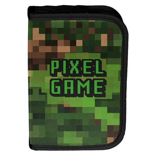 Etui z pikselowym wzorem moro w odcieniach zieleni i brązu. Na środku zielony napis "PIXEL GAME". Czarne obszycie.