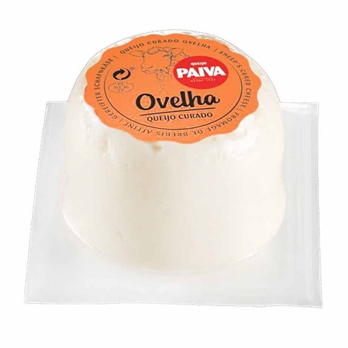 Okrągły, biały ser owczy Queijo Paiva Ovelha, dojrzewający, zapakowany w przezroczystą folię na tacce. Na pomarańczowej etykiecie widnieje nazwa produktu, marka Queijo Paiva oraz grafika głowy owcy.