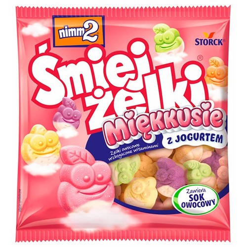 Różowa paczka żelków nimm2 Śmiejżelki Miękkusie z Jogurtem. Widoczne są żelki w kształcie owoców z uśmiechniętymi buźkami, w kolorach różowym, żółtym, zielonym i fioletowym, z białą warstwą jogurtową. To żelki owocowe z witaminami.