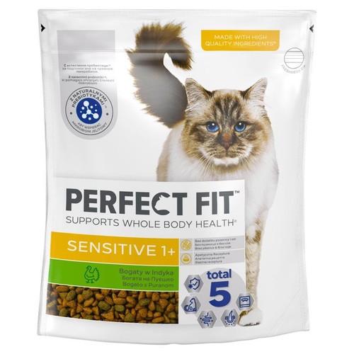 Karma Perfect Fit Sensitive 1+ dla kota, bogata w indyka. Opakowanie z wizerunkiem kota i suchą karmą. Zawiera naturalne prebiotyki.