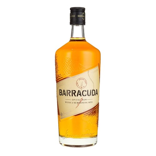 Butelka rumu Barracuda Spiced Rum z bursztynowym płynem. Butelka jest przezroczysta, z czarną zakrętką. Na jasnej etykiecie znajduje się nazwa "BARRACUDA" oraz informacja "SPICED RUM - Z ZASKAKUJĄCYM SMAKIEM".