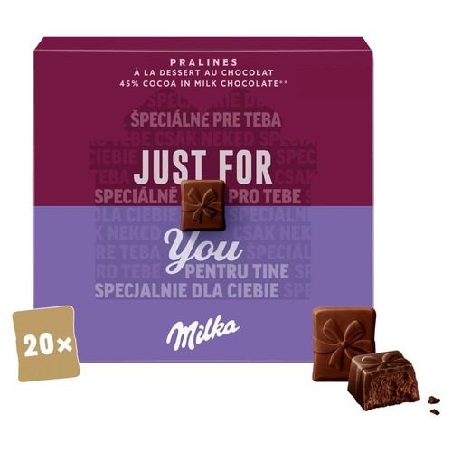 Pralinki Milka "Just For You" w fioletowym pudełku, zawierające 20 czekoladek. Produkt to pralinki do deseru czekoladowego z 45% kakao w czekoladzie mlecznej. Obok opakowania widoczne są dwie pralinki, jedna z nich jest nadgryziona.
