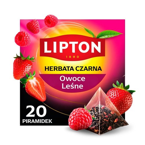 Opakowanie herbaty Lipton Czarna Owoce Leśne. Pudełko w odcieniach różu i żółci z logo Lipton. Na grafice widoczne są świeże truskawki i maliny. W dolnej części opakowania informacja o 20 piramidkach. Obok torebka piramidka z herbatą.
