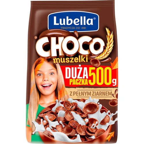 Lubella Choco muszelki, 500g, z pełnym ziarnem. Brązowa paczka płatków śniadaniowych. Na opakowaniu widnieje grafika uśmiechniętej dziewczynki oraz apetycznej miski z czekoladowymi muszelkami i mlekiem. Produkt Lubella, tradycja od 1881.