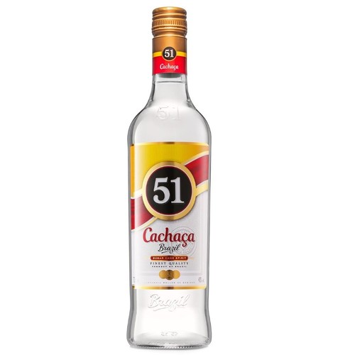Butelka brazylijskiej Cachaça 51 o pojemności 1 litra. Ma złotą zakrętkę i etykietę z numerem 51 na czerwono-żółtym tle.