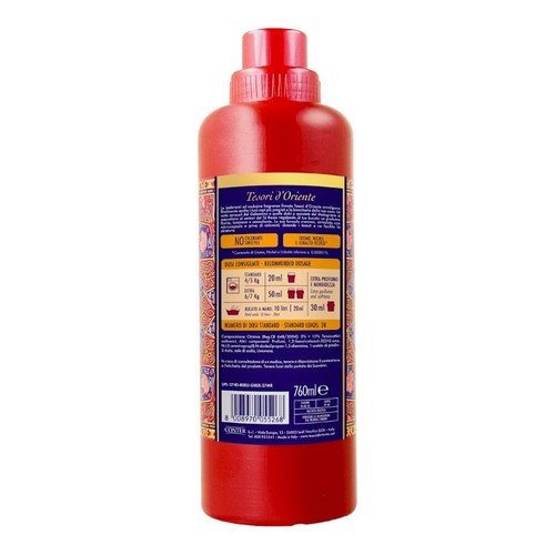 Czerwona butelka koncentratu do płukania Tesori d'Oriente, 760 ml. Etykieta z orientalnymi wzorami. Produkt bez barwników.