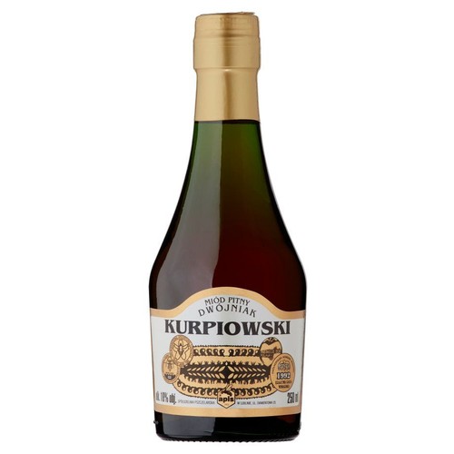 Ciemna szklana butelka miodu pitnego Dwójniak Kurpiowski o pojemności 250 ml i zawartości alkoholu 18% objętości. Na beżowej etykiecie widnieje nazwa produktu, logo Apis oraz rok 1992. Etykieta ozdobiona jest motywami pszczelarskimi.