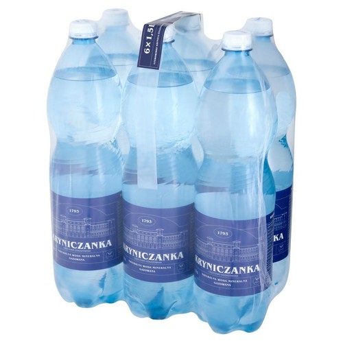 Zgrzewka sześciu przezroczystych, plastikowych butelek wody mineralnej Kryniczanka gazowanej. Każda butelka ma pojemność 1,5 litra i niebieską etykietę z napisem "Kryniczanka" oraz "Naturalna Woda Mineralna Gazowana".