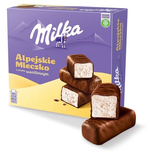 Milka Alpejskie Mleczko waniliowe. Fioletowe pudełko z żółtymi falami i napisem "100% alpejskie mleko". Obok widoczne są czekoladowe batoniki, niektóre przekrojone, ukazujące białe, waniliowe nadzienie.