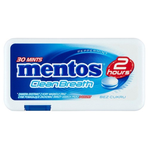 Opakowanie miętowych pastylek Mentos Clean Breath Peppermint, 30 sztuk. Na niebieskiej etykiecie widnieje nazwa produktu i informacja o 2 godzinach świeżego oddechu. Produkt bez cukru, z ekstraktem z kory magnolii i cynkiem.
