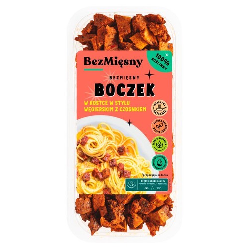Bezmięsny boczek w kostce, 100% roślinny, w przezroczystym plastikowym opakowaniu. Widoczne brązowe kostki.