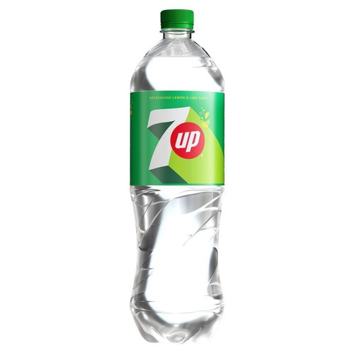 Napój gazowany 7UP w plastikowej butelce. Zielona etykieta z białym "7" i czerwonym "up".