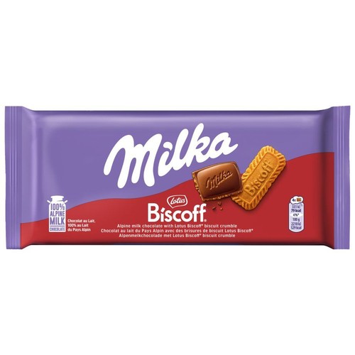 Produkt: czekolada mleczna Milka z kawałkami herbatników Lotus Biscoff. Fioletowe opakowanie z białym logo Milka. Na czerwonym tle grafika kawałka czekolady i herbatnika Biscoff. Zawiera 100% alpejskiego mleka.