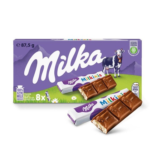 Produkt Milka Milkinis, 8 batoników czekoladowych o wadze 87,5 g. Opakowanie jest fioletowe, z grafiką gór i krowy. Widoczne są dwa batoniki, jeden w opakowaniu Milka Milkinis, drugi przełamany, ukazujący mleczne nadzienie.