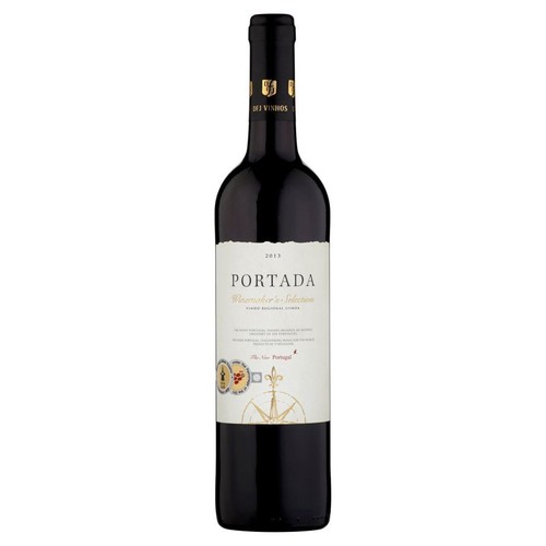 Ciemna butelka wina Portada Winemaker's Selection z rocznika 2013. Na białej etykiecie widnieje nazwa produktu, rok, informacja o regionie Vinho Regional Lisboa oraz złote medale i grafika róży wiatrów. Kapsel z napisem "Dej Vinhos".