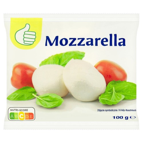 Biała torebka z napisem "Mozzarella" i wagą 100 g. Na opakowaniu widoczna jest ilustracja trzech białych kulek sera, zielonych liści bazylii i czerwonych pomidorów. W lewym górnym rogu widnieje żółte logo kciuka w górę.