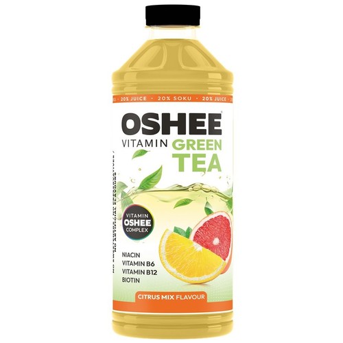 Napój OSHEE Vitamin Green Tea w przezroczystej butelce z czarną zakrętką. Etykieta zawiera nazwę, informację o 20% soku i smaku cytrusowym. Wymienione witaminy to niacyna, B6, B12 i biotyna. Grafika z owocami cytrusowymi.