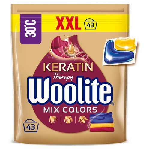 Opakowanie płynu do prania Woolite Keratin Therapy Mix Colors, XXL, na 43 prania w 30°C. Widoczna kapsułka i złożone ubrania.