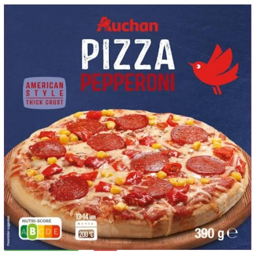 Pizza Auchan Pepperoni, amerykański styl, grube ciasto. Na zdjęciu pizza z pepperoni, kukurydzą i czerwoną papryką. Waga 390 g.