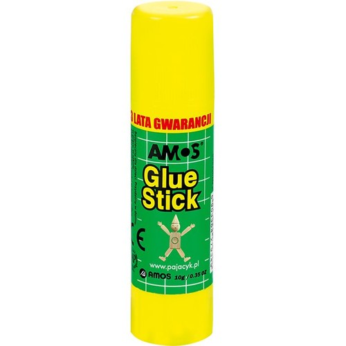 Żółty klej w sztyfcie AMOS Glue Stick o wadze 10g. Etykieta jest zielona z białym wzorem siatki. Zawiera napisy "3 lata gwarancji", "Bezpieczny dla dzieci. Przydatny w domu." oraz rysunek drewnianego pajacyka.