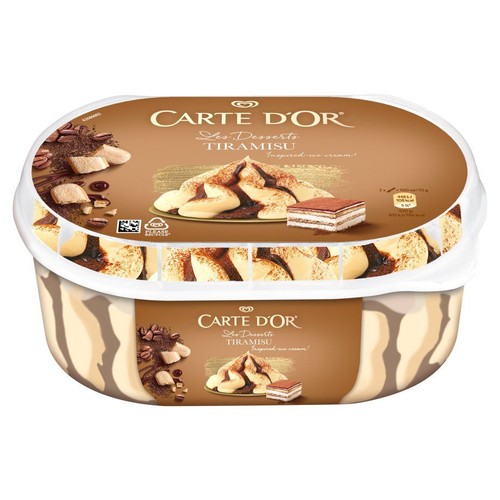 Opakowanie lodów Carte D'Or Tiramisu, 900 ml. Na brązowej etykiecie grafika deseru tiramisu, ziaren kawy i kawałka ciasta.