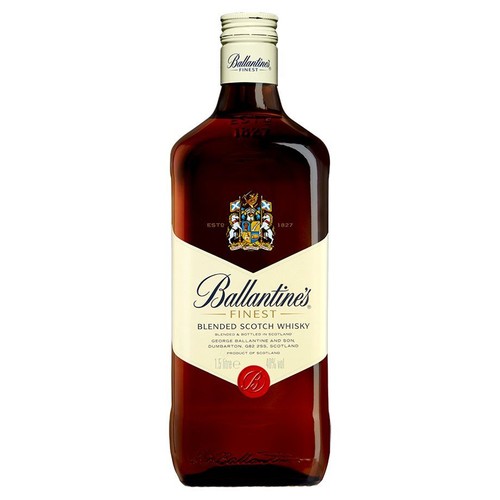 Ciemna butelka mieszanej szkockiej whisky Ballantine's Finest. Etykieta zawiera logo, herb z datą 1827, informację o pojemności 1.5 litra i 40% obj. alkoholu. Whisky jest mieszana i butelkowana w Szkocji.
