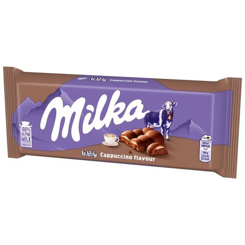 Opakowanie czekolady Milka Bubbly o smaku cappuccino. Widoczna fioletowa etykieta z logo Milka, krową, filiżanką kawy i kawałkami bąbelkowej czekolady. Informacja o 100% alpejskim mleku.