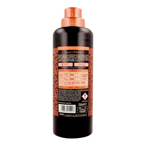 Płyn do płukania Tesori d'Oriente w czarnej butelce z pomarańczową etykietą i nakrętką. Pojemność 760 ml. Etykieta przedstawia tabelę dozowania dla prania w pralce i ręcznego. Wskazano 38 standardowych dawek. Produkt nie zawiera kremu, niklu ani kobaltu.