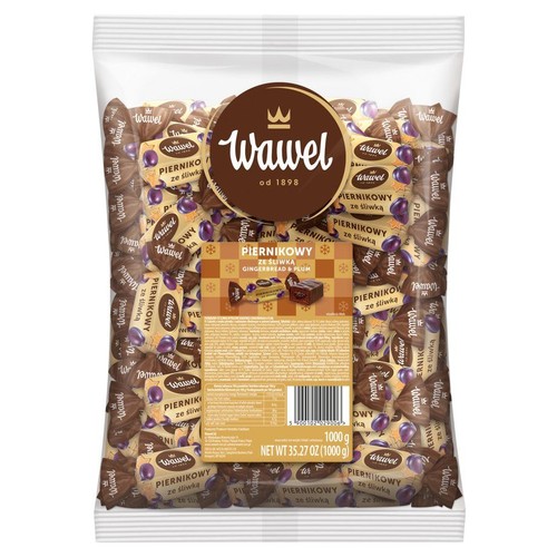 Przezroczysta torebka cukierków Wawel Piernikowy ze śliwką, 1 kg. Cukierki w brązowych opakowaniach z fioletowymi śliwkami.