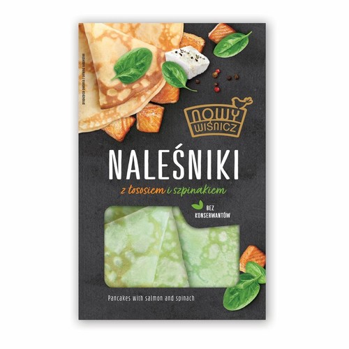 Naleśniki Nowy Wiśnicz z łososiem i szpinakiem. Opakowanie z ilustracją gotowego dania: naleśniki, kawałki łososia, świeży szpinak i ser. Poniżej okienko, przez które widać zielone naleśniki. Produkt jest bez konserwantów.