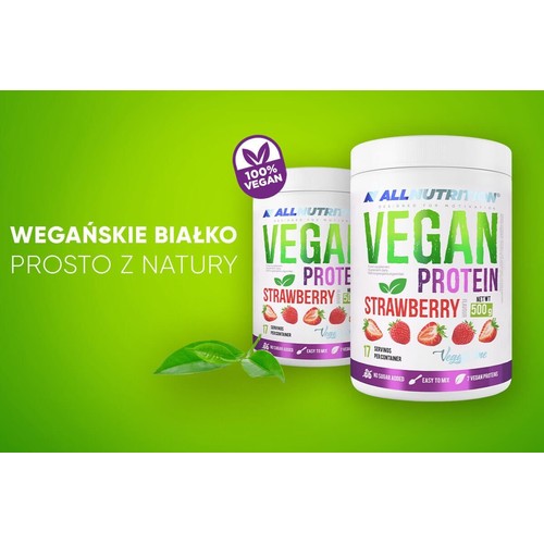 Dwa białe pojemniki ALLNUTRITION Vegan Protein Strawberry 500g na zielonym tle. Produkt to wegańskie białko truskawkowe, 100% wegańskie, bez dodatku cukru, łatwe do wymieszania. Zawiera 17 porcji i 7 białek wegańskich. Napis: 'Wegańskie białko prosto z natury'.