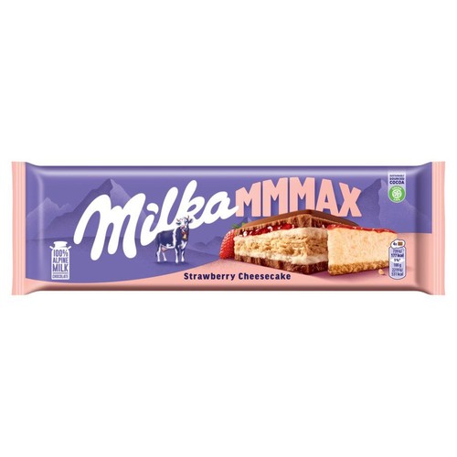 Fioletowo-różowe opakowanie czekolady Milka MMMax Strawberry Cheesecake. Na etykiecie grafika kawałka sernika truskawkowego i batonika sernikowego. Widoczna krowa Milka i napis "100% alpejskiego mleka".