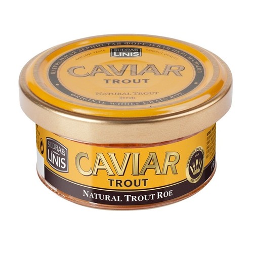 Słoik kawioru z pstrąga Sudrab Linis. Żółta etykieta z czarnym napisem "Caviar Trout". Złota zakrętka.