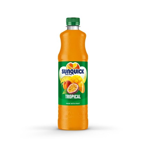 Pomarańczowa butelka koncentratu Sunquick Tropical z zieloną nakrętką. Na etykiecie grafika mango, marakui i pomarańczy.