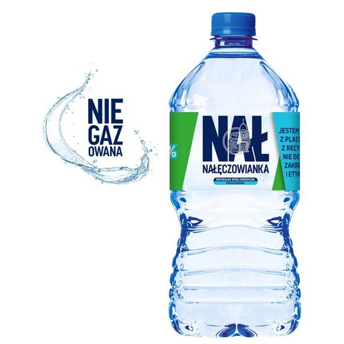 Plastikowa butelka naturalnej wody mineralnej Nałęczowianka, niegazowanej. Ma niebieską zakrętkę i zielono-niebieską etykietę z napisem "Nałęczowianka" i "Niegazowana". Butelka jest wykonana z plastiku z recyklingu.