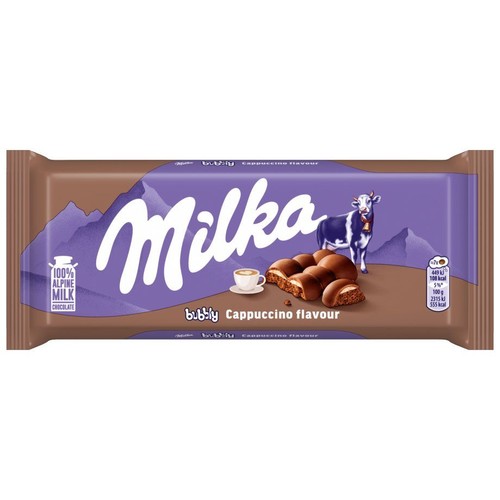 Czekolada mleczna Milka Bubbly z alpejskiego mleka, o smaku cappuccino, w opakowaniu 100g. Na fioletowo-brązowej etykiecie widnieje krowa, góry, filiżanka kawy oraz przekrojona czekolada z bąbelkami.