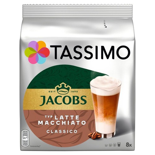 Srebrne opakowanie Tassimo Jacobs Typ Latte Macchiato Classico, zawierające 8 porcji. Na froncie grafika wysokiej szklanki z warstwową kawą latte macchiato i pianką, obok ziarna kawy. Marka Jacobs od 1895.