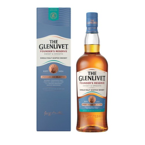 Whisky The Glenlivet Rezerwa Założyciela Słodki i Gładki, Whisky Szkocka Single Malt, w szklanej butelce z niebieską etykietą. Obok stoi pasujące niebieskie pudełko. Oba elementy mają napis "Selekcja z Dębu Amerykańskiego" i "Założono 1824".