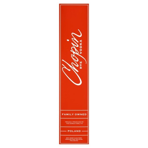 Czerwona etykieta wódki Chopin Rye Vodka z białym, ozdobnym napisem. Produkt jest rodzinny, dumnie produkowany przez rodzinę Dorda w Polsce. Wódka żytnia ze 100% polskiego żyta, o pikantnym, krótkim i czystym finiszu.