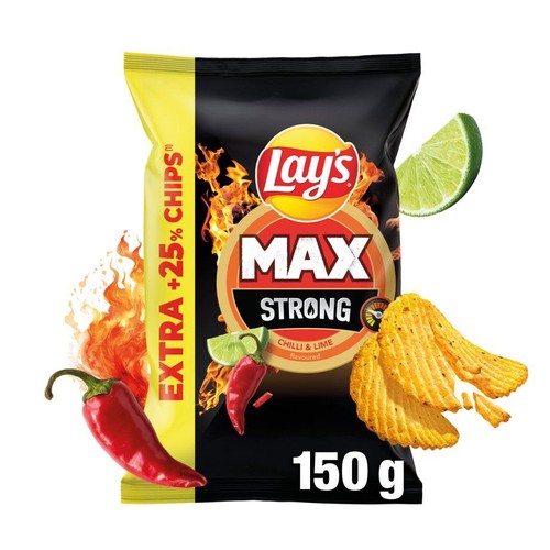 Chipsy Lay's Max Strong, smak chili i limonki, w czarnej paczce z żółtym paskiem. Widoczne faliste chipsy, papryczka chili i limonka.