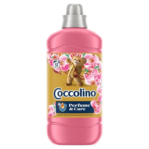 Różowy płyn do płukania Coccolino Perfume & Care, 51 prań. Na etykiecie miś i różowe kwiaty wiciokrzewu i drzewa sandałowego.