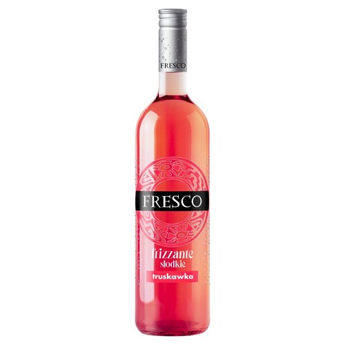 Produkt FRESCO Frizzante słodkie truskawka w szklanej butelce. Na etykiecie widnieje nazwa FRESCO na czarnym tle, otoczona różowym, ozdobnym wzorem. Pod spodem informacja o smaku.