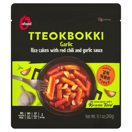 Opakowanie O'food Tteokbokki Garlic, placki ryżowe w sosie. Na grafice danie z czosnkiem. Bez MSG i glutenu. 260g.