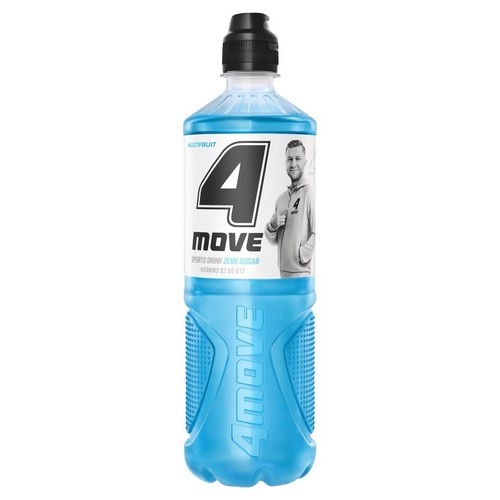 Butelka napoju sportowego 4 MOVE Multifruit bez cukru, z witaminami B3, B6, B12. Niebieska butelka z czarną zakrętką. Na białej etykiecie duże logo 4 MOVE i uśmiechnięty mężczyzna w bluzie. Dół butelki ma wytłoczony napis 4MOVE.