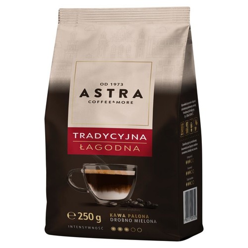 Opakowanie kawy mielonej Astra Tradycyjna Łagodna, 250g. Na etykiecie filiżanka kawy z mlekiem.
