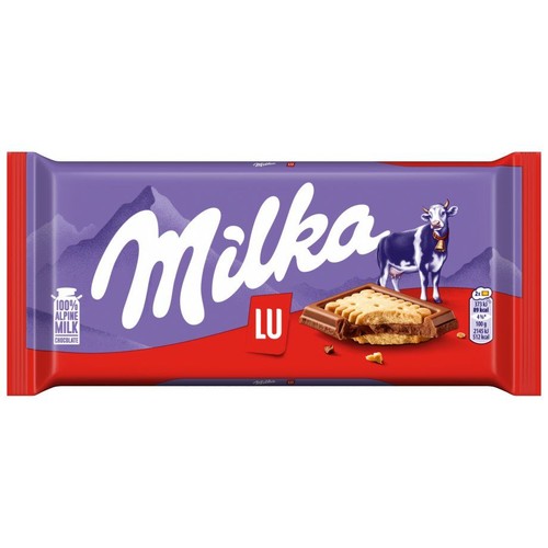 Tabliczka czekolady Milka LU w fioletowym opakowaniu z czerwonymi brzegami. Na opakowaniu widnieje logo Milka, krowa alpejska oraz ilustracja czekolady z herbatnikiem. Produkt zawiera 100% mlecznej czekolady alpejskiej.