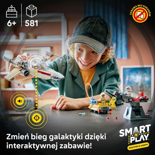 Dziecko z radością składa i bawi się klockami LEGO Star Wars, w tym statkiem X-Wing. Obok figurki i pojazdy. Zestaw zawiera 581 elementów, dla wieku 6+. Promuje zabawę bez ekranów.